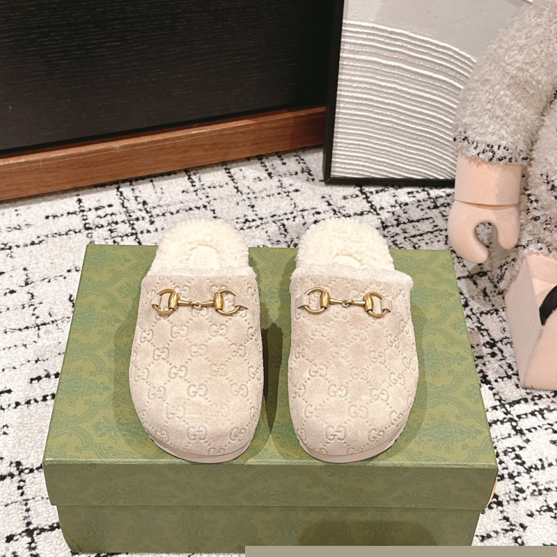 G*u*i slippers
